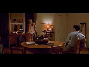 Веселая малышка раздевается под музыку перед своим парнем