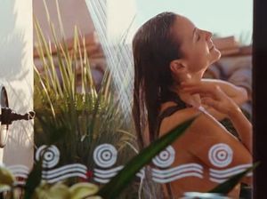 Задумчивая Кристин Дэвис принимает душ