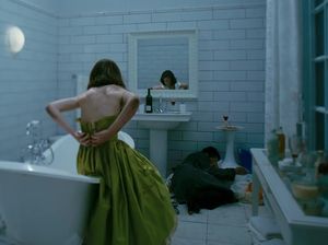 Джастин Уоддэлл раздевается в ванной