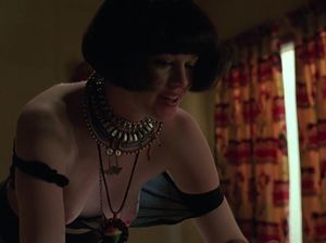 Возбужденная девка трахается в позе наездницы