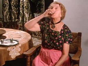 Бабка подсматривает за сексом молодых