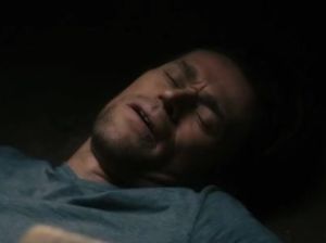 Психованная баба дрочит большой член до крови