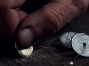 Малолетка светит пышными буферами, лежа на кровати