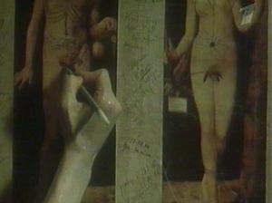 Немолодая брюнетка с маленькими сисечками принимает ванную