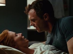 Муж самозабвенно трахает фригидную жену