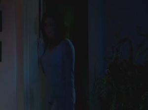 Одинокая брюнетка мастурбирует в спальне