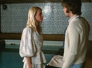 Парень домогается до худенькой девчонки