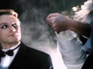 Шаловливая официантка в чулках заигрывает с клиентом