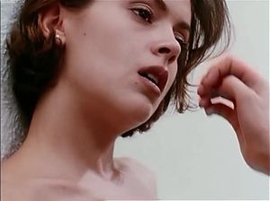 Девица с голыми сиськами позирует девушке фотографу