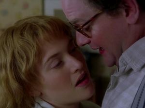 Голая Кейт Уинслет плавает под водой