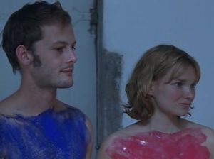 Голая девчонка и ее друзья делают отпечатки своих тел