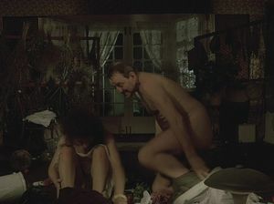 Супружеская пара нагишом принимает водные процедуры