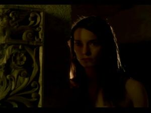 Больно отшлепал девку ремнем и заставил подруг ласкаться