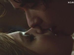 Интимная сцена под романтическую песню