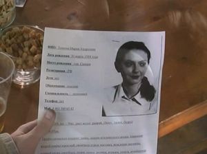 Мужик срывает с похищенной девчонки одежду