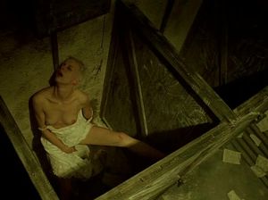 Доктор подглядывает, как его пациентка кончает от мастурбации