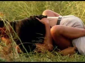 Билли Зейн устроил секс втроем в бассейне