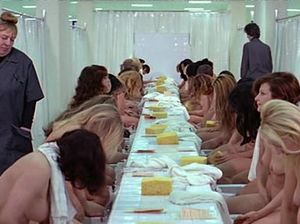 Толпа женщин скачут на пенисах двух связанных мужчин