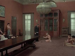 Девочку в концлагере заставляют есть говно