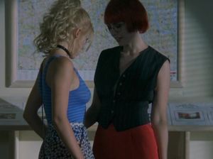 Девушка агент недвижимости делает куни клиентке