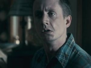 Банда извращенцев унижают девушку