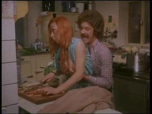 Трахнул женщину пока она готовит на кухне