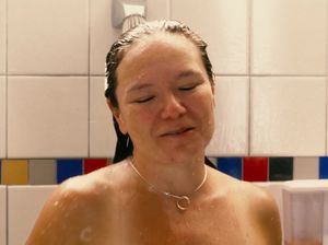 Голая Мишель Уильямс в общественной женской бане