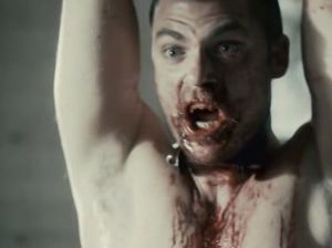 Девушка жестоко пытает своего насильника