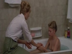 Голая дочка принимает ванную на глазах отца и матери