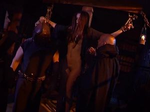 Монахи пытают женщину думая что она ведьма