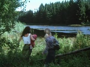 Две школьницы купаются голыми в озере