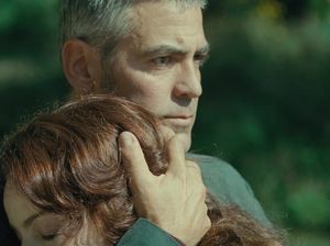 Джордж Клуни тискает голую тетку в фильме