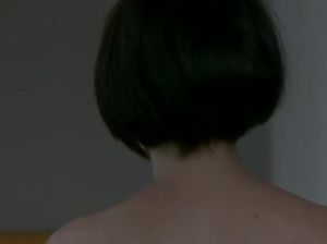 Девчонка играет с мужским членом