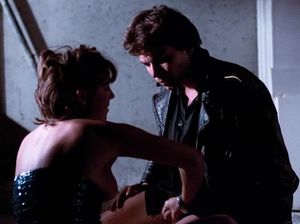 У парня не стоит и девушка дрочит ему