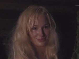 Голая полячка моет русского мужика в бане