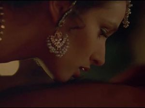 Нарезка сцен из фильма о принце индии и его служанках