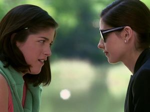 Властная сучка развращает свою подругу на лесби отношения