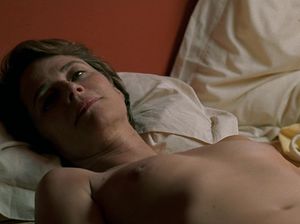 Голая Шарлотта Рэмплинг показывает свои прелести