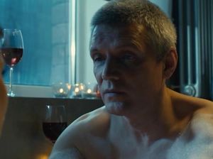 Муж принимает пенную ванну с молодой любовницей