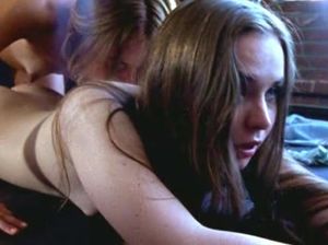 Эрин Браун и Сьюзи МакКоппин в лесбийской сцене из фильма