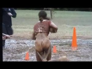 Сцены оголения девушек играющих в грязевой футбол