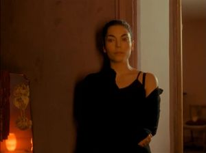 Девушка мастурбирует под одеялом на глазах у взрослой подруги