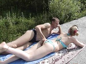 Сладкая русская парочка чпокается на пирсе у озера