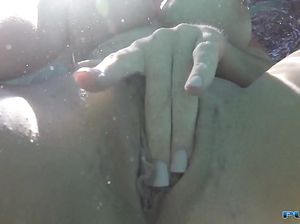 Грудастая красотка плавает и мастурбирует в бассейне