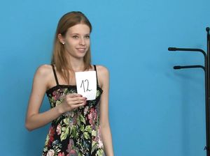 Тощая девчонка раздевается на кастинге
