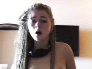 Джейн с маленькими сиськами скачет на пенисе