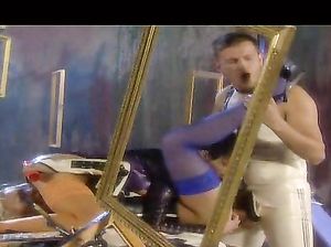 Художник-извращенец трахает двух сучек в своей студии