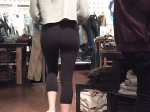 Чувак тайком снимает красивую попочку юной незнакомки в торговом центре