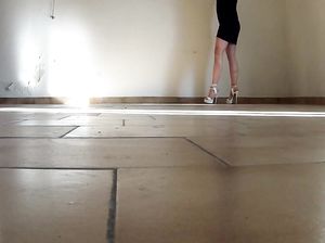 Чувак снимает красивые ножки на каблуках