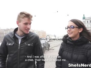 Милашку в очках трахает молодой пикапер